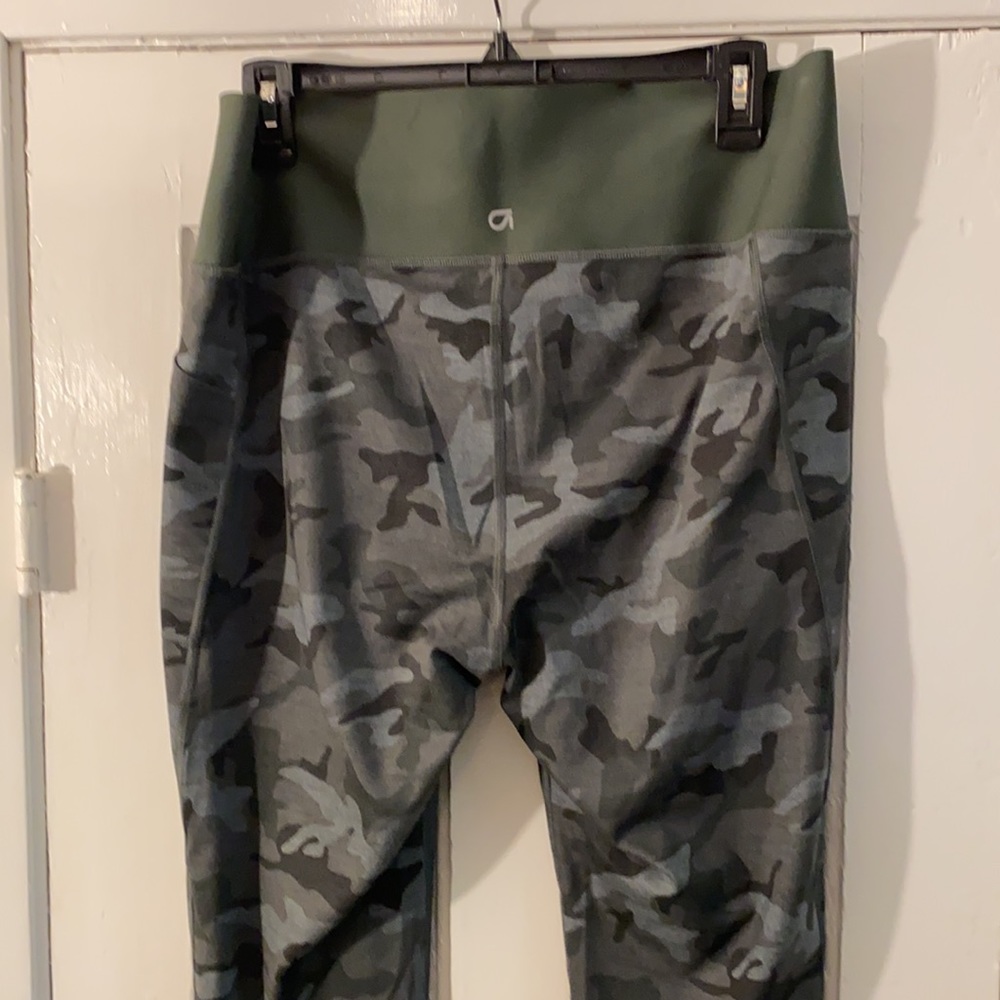 Gap Fit Gapfit XL camo green cropped leggings w stash pockets, worn 1-3 times - Picture 3 of 6